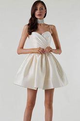 Robe patineuse courte en satin plissé à bretelles fines et décolleté en cœur - Blanc